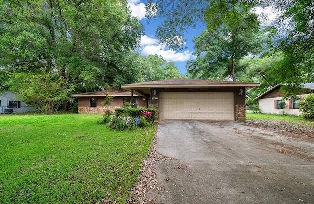 view of front facade with a garage and a front yard