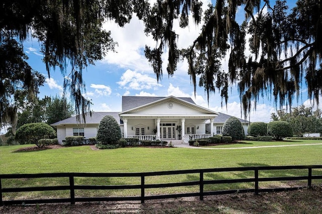 view of front facade featuring a front yard and covered porch