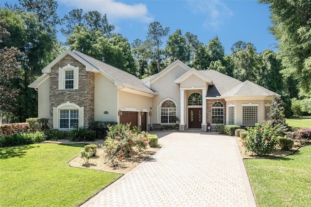 view of front of property featuring a front lawn