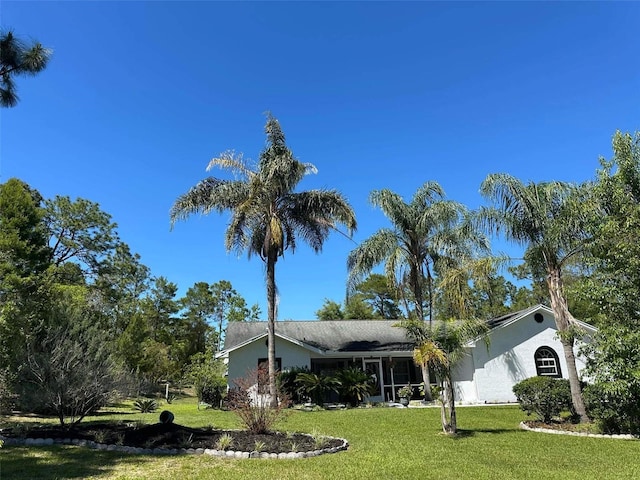 view of front facade featuring a front yard