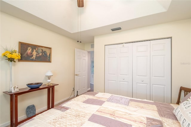 bedroom with ceiling fan and a closet