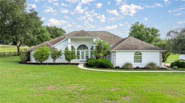 view of front facade featuring a front lawn