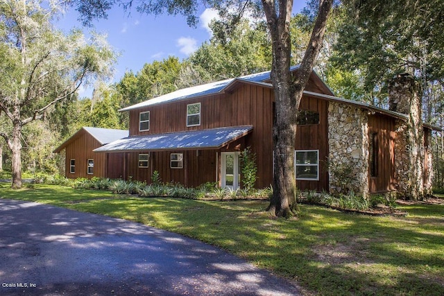 view of front of house featuring a front yard