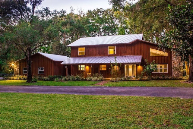 view of front of house featuring a front yard