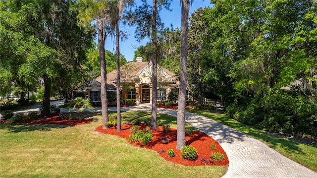 view of front of property featuring a front lawn