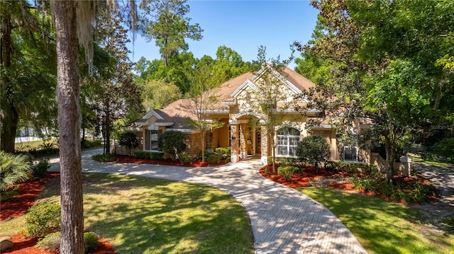 view of front of property featuring a front yard