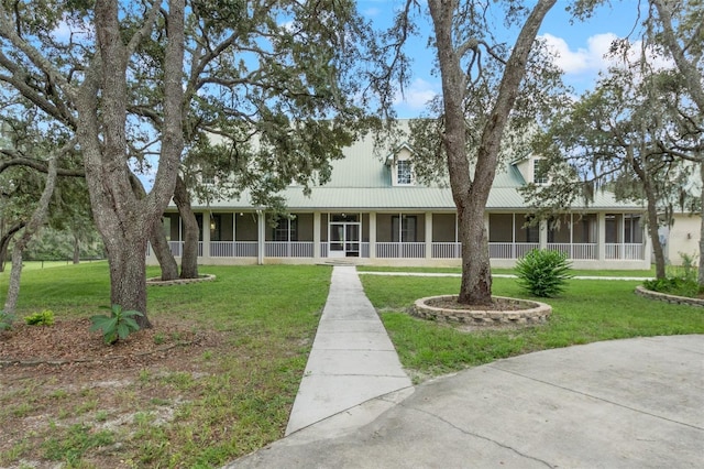 view of front facade featuring a front yard