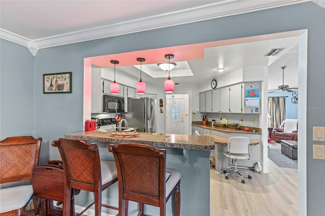 kitchen with kitchen peninsula, decorative light fixtures, stainless steel appliances, and ceiling fan