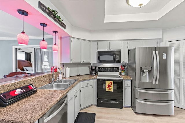 kitchen with sink, black appliances, light hardwood / wood-style flooring, gray cabinets, and hanging light fixtures