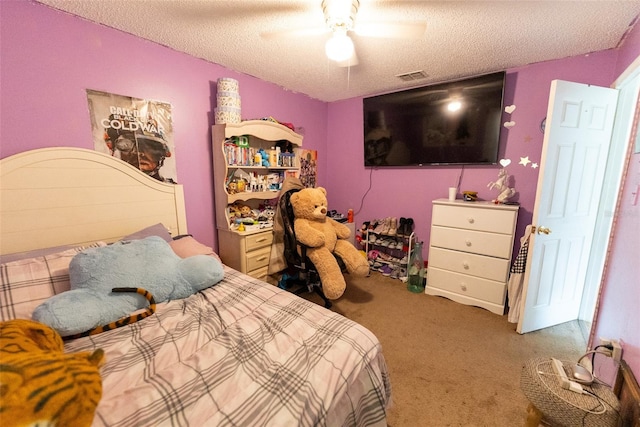 bedroom with a textured ceiling, carpet floors, and ceiling fan