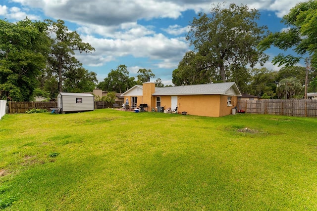 view of yard featuring a storage shed