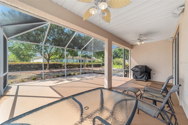 sunroom with ceiling fan