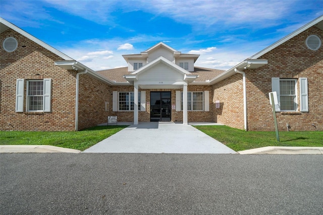 view of front of property featuring a front yard