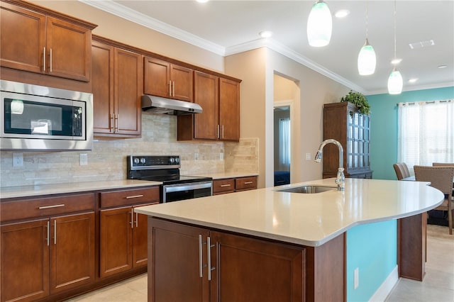 kitchen with a kitchen island with sink, pendant lighting, stainless steel appliances, and backsplash