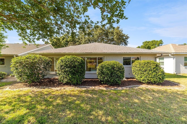 single story home featuring a front lawn