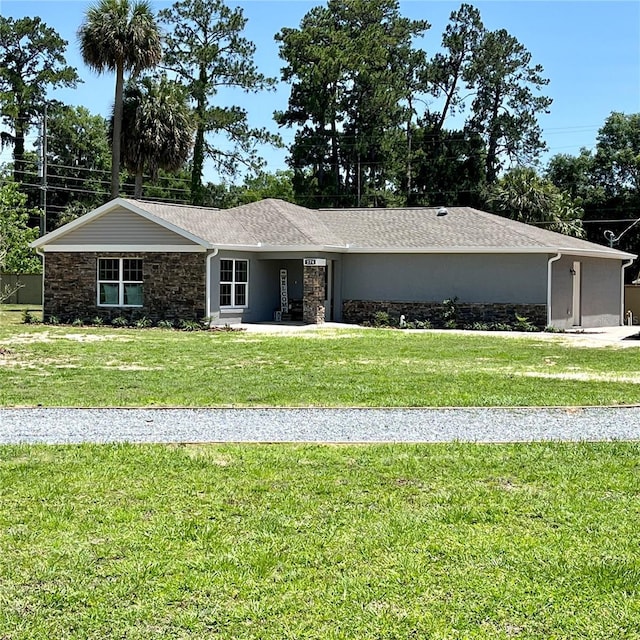 ranch-style home featuring a front lawn