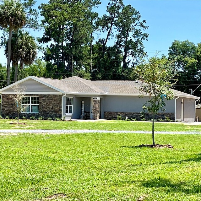 single story home with a front lawn