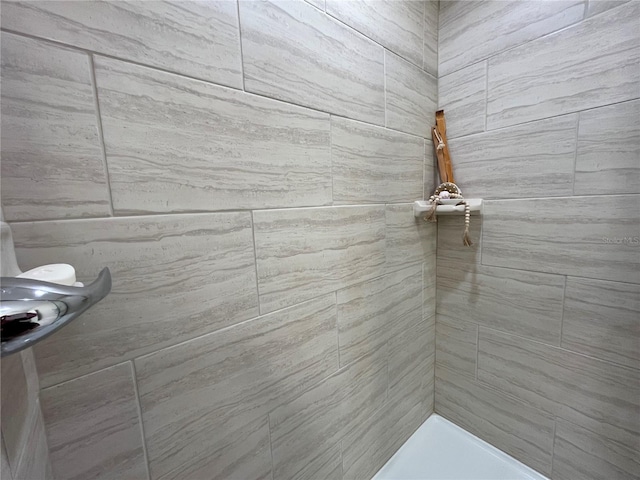 bathroom featuring a tile shower