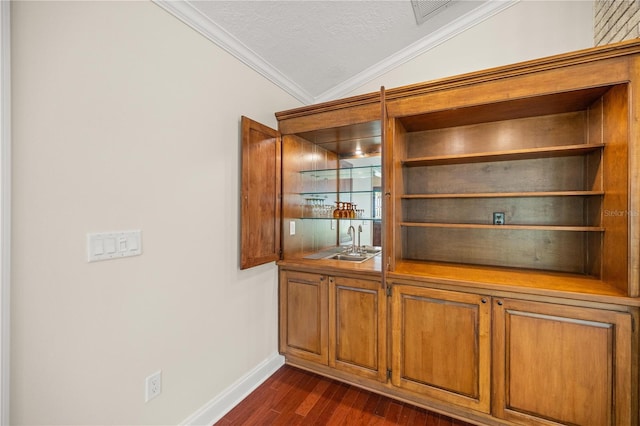 room details featuring crown molding, indoor wet bar, and hardwood / wood-style flooring