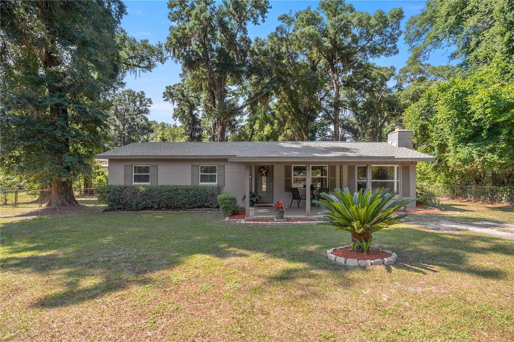 ranch-style home featuring a front yard