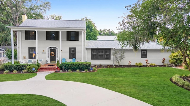 view of front of property featuring a front yard