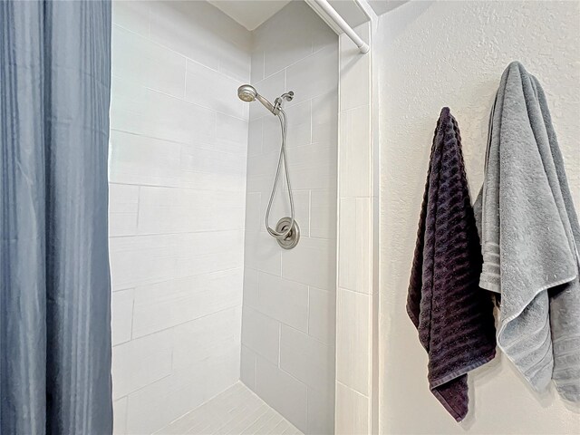 bathroom featuring a tile shower