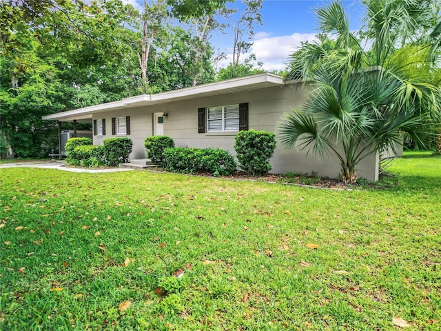 single story home featuring a front lawn