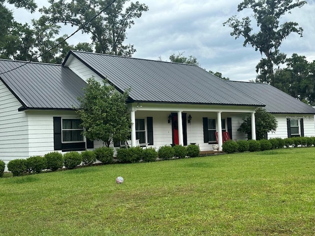 view of front of home featuring a front yard and covered porch