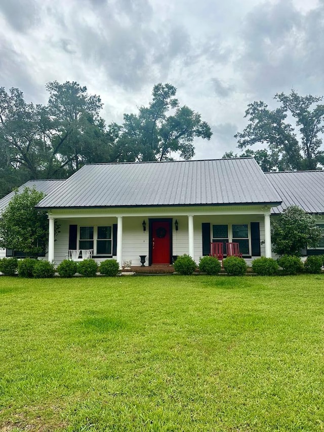 ranch-style house featuring a front lawn and a porch