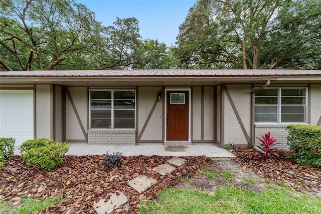 property entrance featuring a porch and a garage