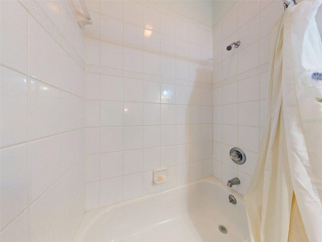 bathroom featuring shower / tub combo