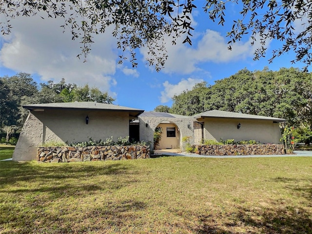 ranch-style house featuring a front lawn