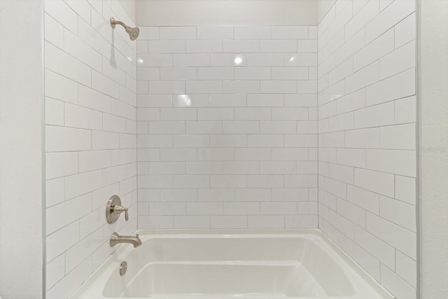 bathroom featuring tiled shower / bath combo