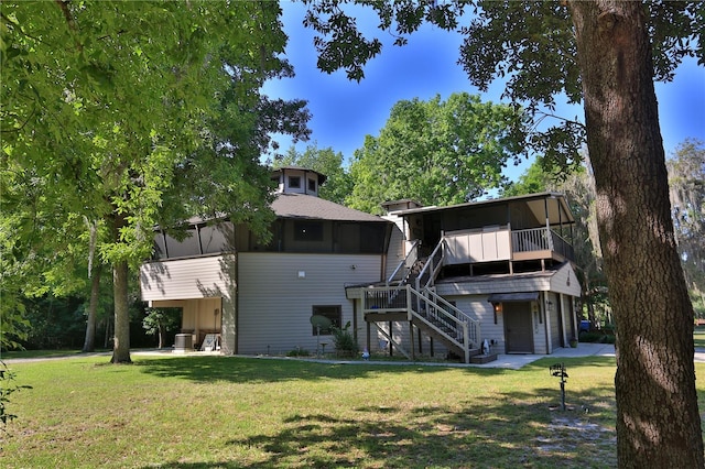 back of house featuring a lawn