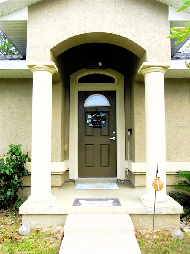 property entrance featuring stucco siding