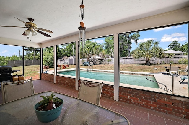 sunroom / solarium with ceiling fan