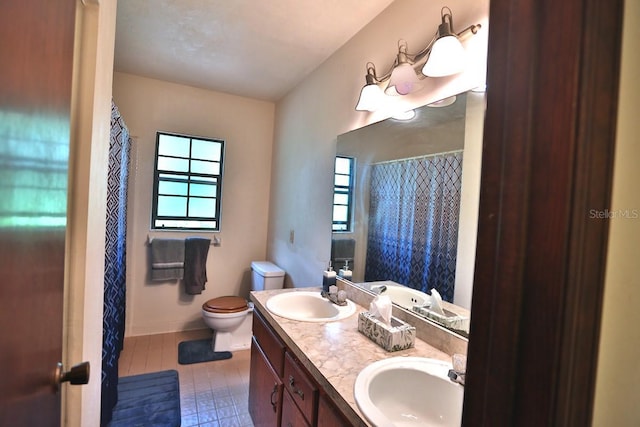 18001 SE Hawthorne Rd, Hawthorne, FL 32640 - full bath with double vanity, toilet, baseboards, and a sink