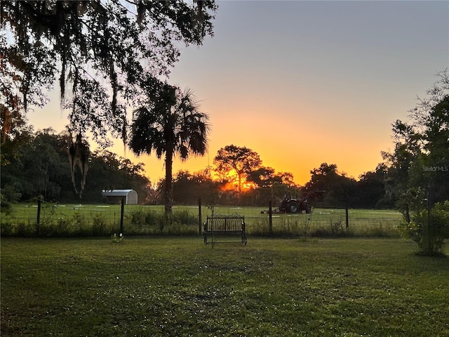 view of yard at dusk