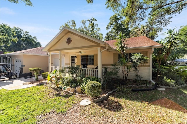 view of front of house featuring a porch, a front lawn, and ceiling fan