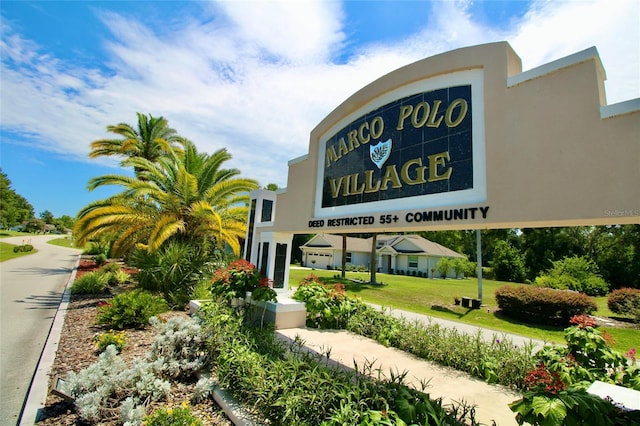 community sign with a lawn