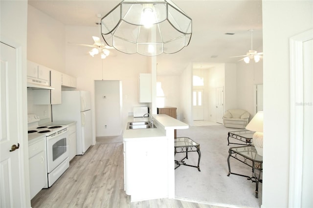 kitchen featuring light hardwood / wood-style floors, white appliances, a high ceiling, sink, and ceiling fan