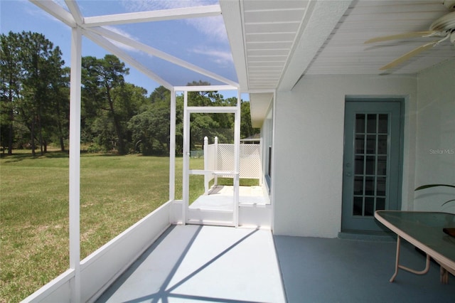 sunroom with ceiling fan