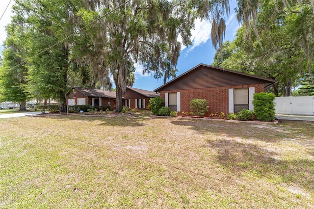 single story home with a front lawn