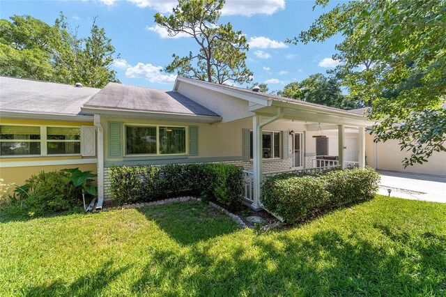 view of front of property featuring a front yard