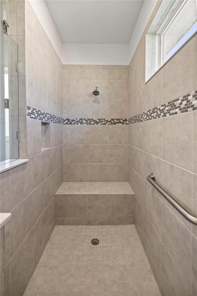 bathroom featuring a tile shower