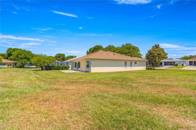 view of side of property featuring a lawn