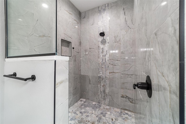 bathroom featuring a tile shower