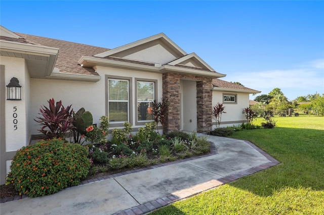 view of front of house featuring a front lawn