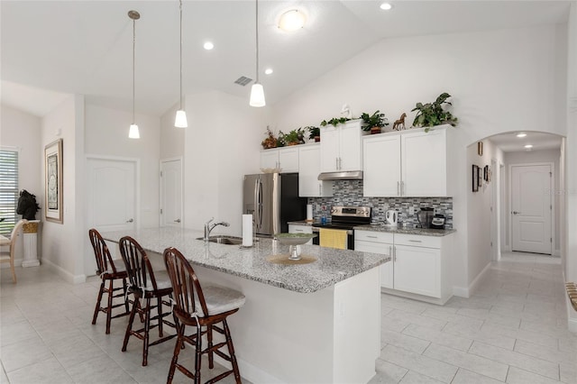 kitchen featuring appliances with stainless steel finishes, a kitchen island with sink, sink, pendant lighting, and lofted ceiling