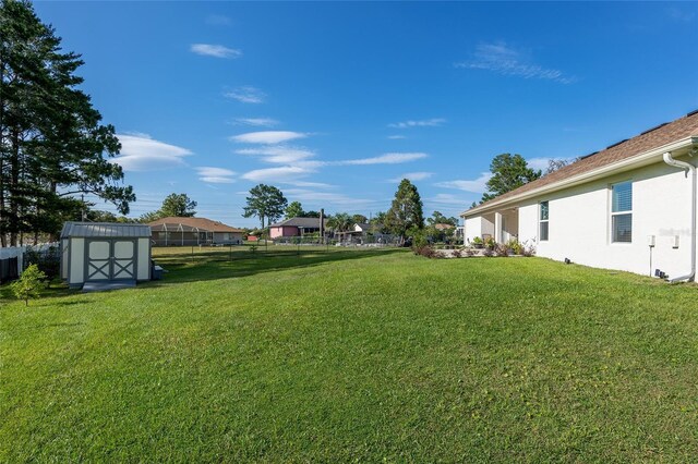 view of yard featuring a shed